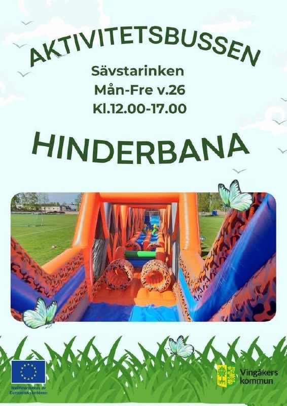 Affischbild för Aktivitetsbussen som visar en orange och blå uppblåsbar hinderbana på en idrottsplan.